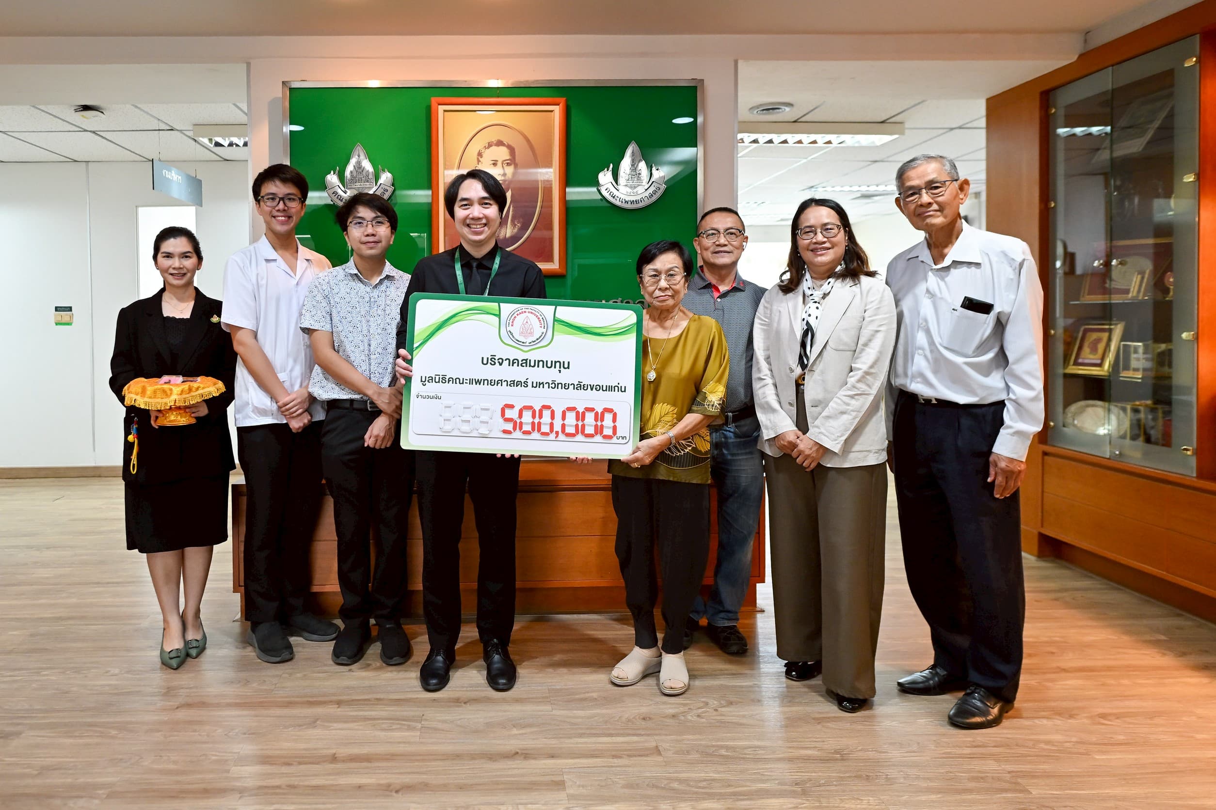 คุณเรวัต จินดาพล คุณเบญญา จินดาพล และ คุณนพรัตน์ อินทร์วิเศษ